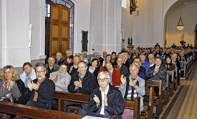 Nur wenige Pltze blieben unbesetzt: D...m die 400 Besucher in das Gotteshaus.   | Foto: Manfred Beathalter