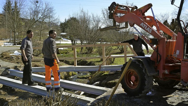 Bauhofleiter Georg Schanz (Mitte) beim Arbeitseinsatz im Japanischen Garten.  | Foto: Nikola Vogt