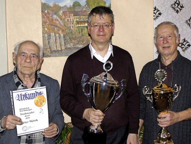 Schachmeister: Peter Mrck (links) bel...nsvorsitzende  Gernot Hein (rechts).    | Foto: Reinhard Herbrig