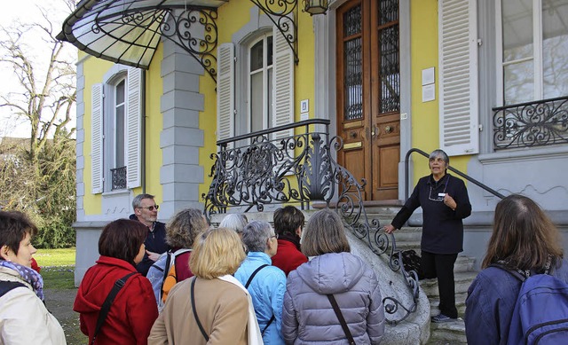 Stadtfhrerin Heike Rckel mit Zuhrern vor der Villa Aichele   | Foto: Antje Gessner