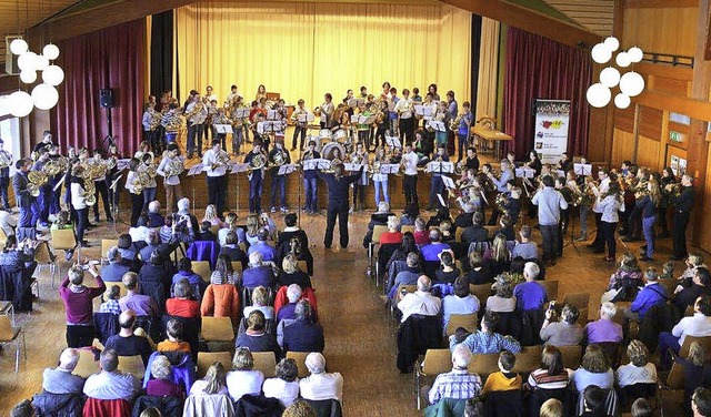 Beim Abschlusskonzert des Hornwochenen...ntsprechenden Ensembles ihrem Publikum  | Foto: Karin Stckl-Steinebrunner