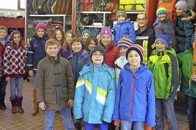 Lehrreicher Besuch bei der Feuerwehr in hlingen