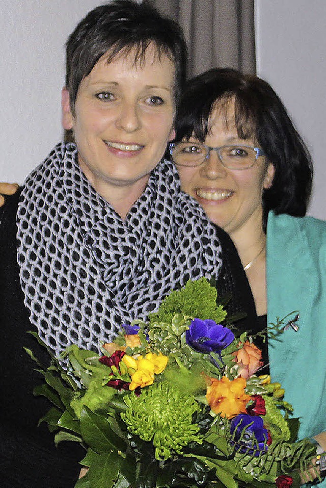 Barbara Dietsche bedankt sich bei  Sonja Baumgrtner (links).  | Foto: ZVG