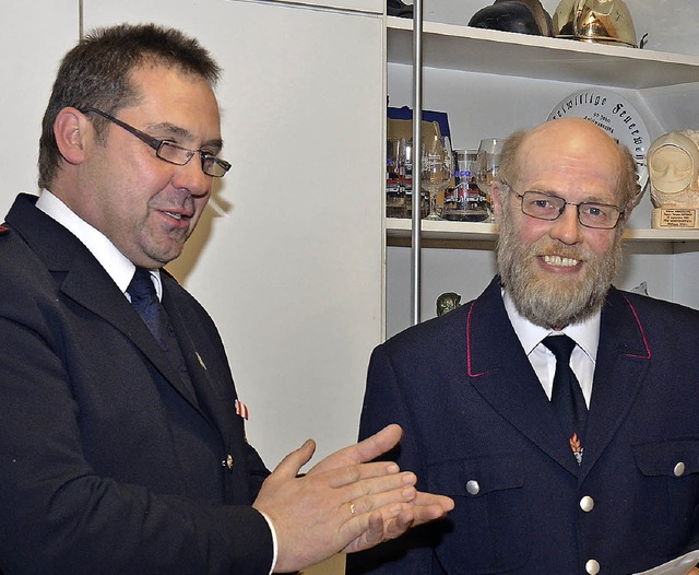 Freude ber die Ehrung: Gerald Bauer (...kommandant Franziskus Pfeffer geehrt.   | Foto: sebastian khli