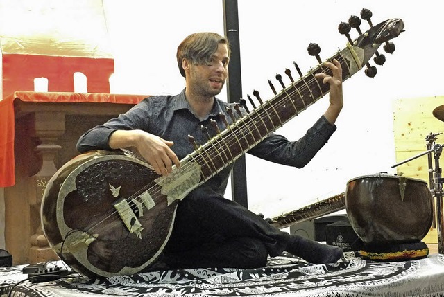 Matyas Wolter an der Surbahar, der Bass-Sitar   | Foto: Martina David-Wenk