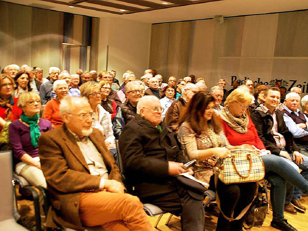 Hundert Zuhrer kamen zum BZ-Dialog mit dem Spiegel-Redakteur in den kleinen Saal der Stadthalle.