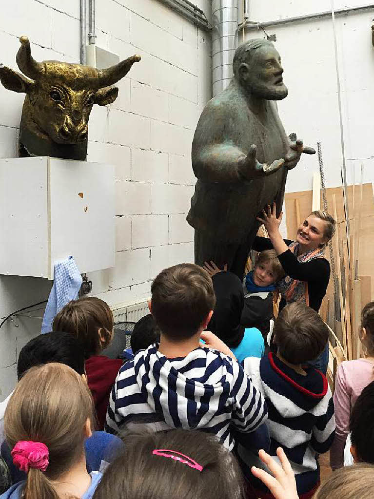 Die Zisch-Reporter wollen es genau wissen und testen selbst, wie schwer die Styroporstatue ist. 