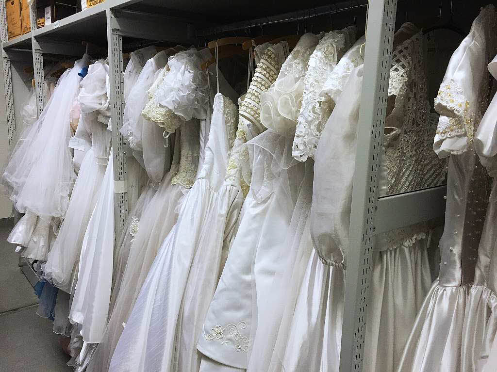 Auch Hochzeitskleider hngen im Theaterfundus. 