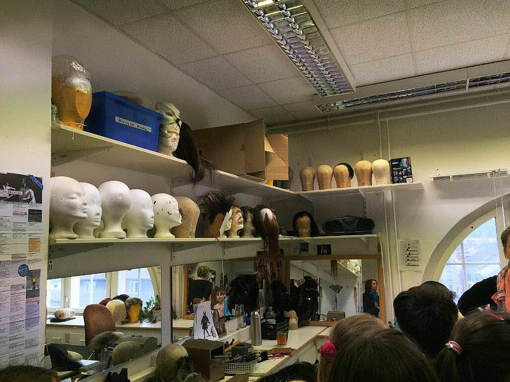 In der Maske werden Percken aus Echthaar geknpft und die Schauspieler geschminkt. 