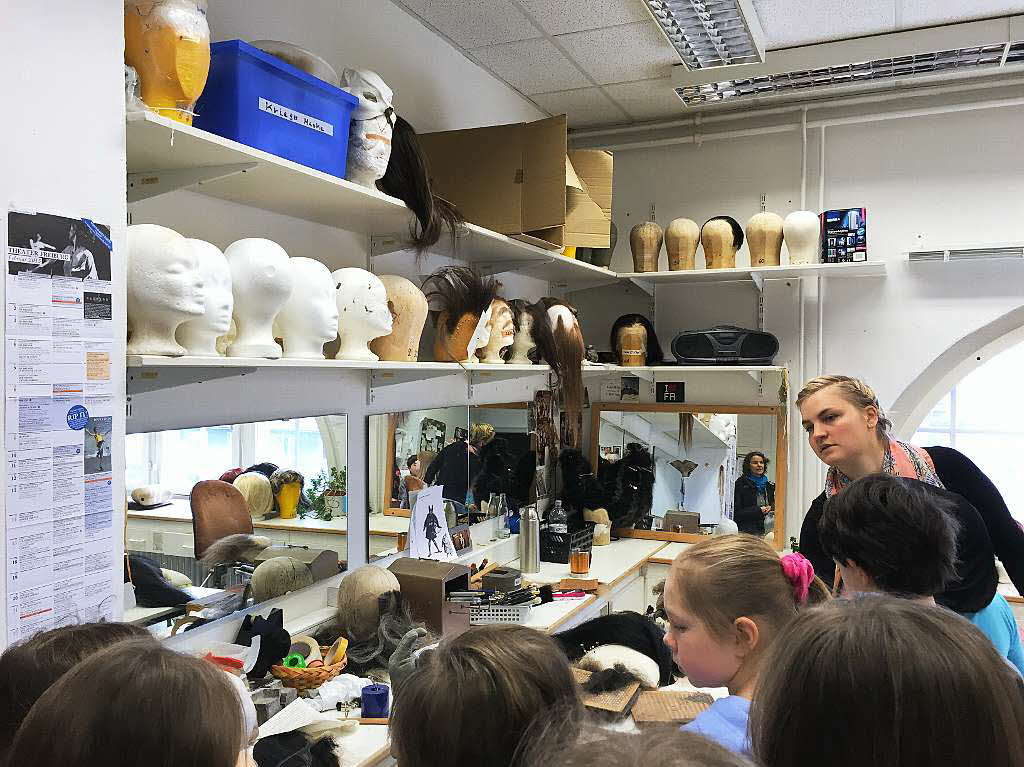 Eine Sams- oder Hexennase konnte in der Maske anprobiert werden. 