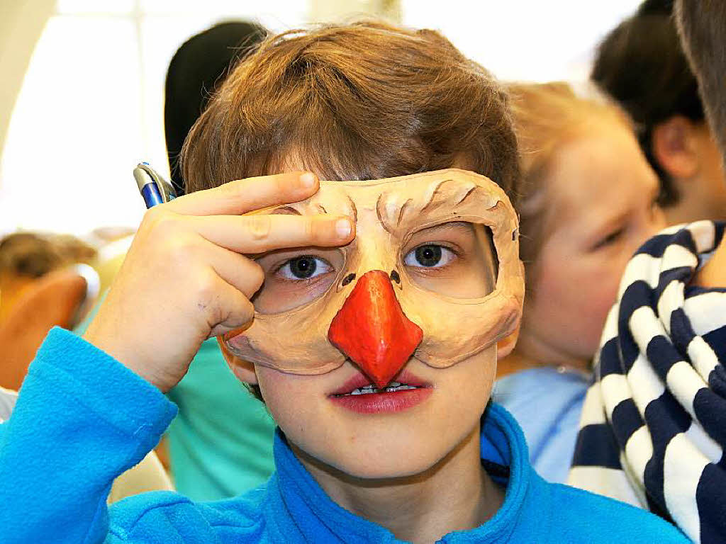 Philipp Waldkircher probierte eine  Maske auf. 