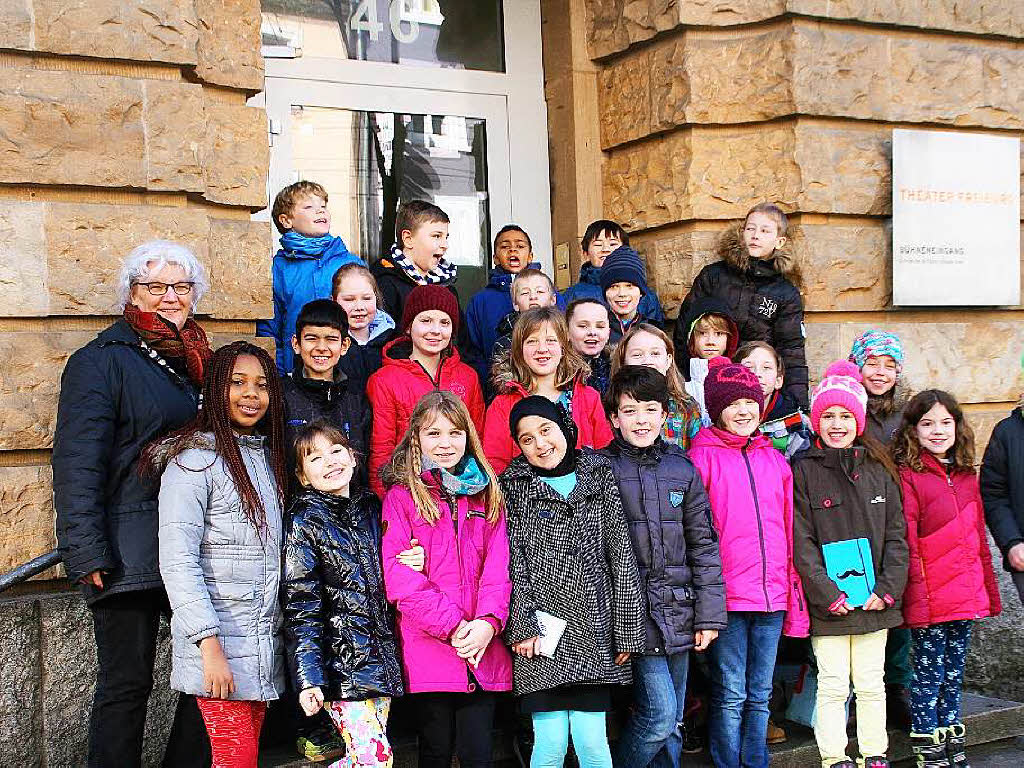 Abschiedsfoto: die Klasse 4c der Clara-Grunwald-Schule vor dem Theater 