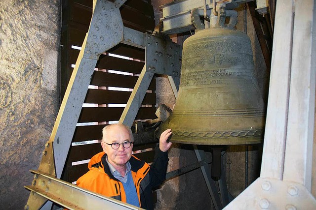 Pfarrer Klassen an der Glocke  | Foto: Sarah Nltner