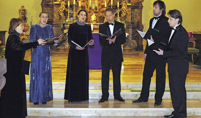 Das Lyra-Vocal-Ensemble aus St.Petersb... Stimmen die Kirchenbesucher in Wyhl.   | Foto: Jrgen Schweizer