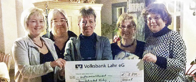 In Weisweil bergab die Elterninitiati...r einen Scheck in Hhe von  5800 Euro.  | Foto: Privat