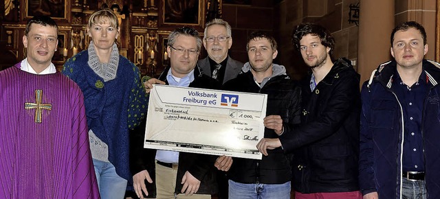 Forchheim. Von links, Pfarrer Jrgen S...ensfreunde Stephania und viele Andere.  | Foto: Roland Vitt