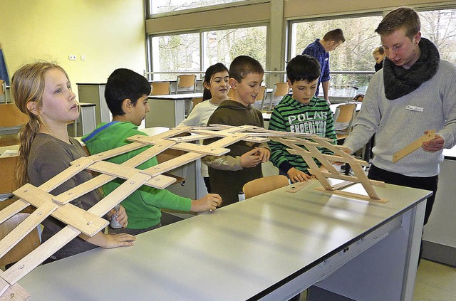 Die Leonardobrcke, stabil auch ohne Ngel   | Foto: Schule