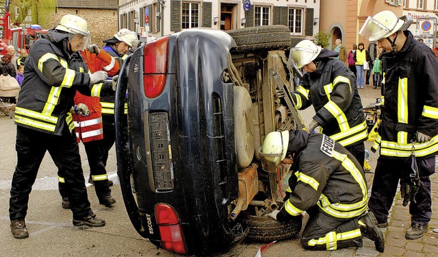 Rettungstechnik bei einem Autounfall d...riert   die Feuerwehr bei der Drive.    | Foto: ARCHIVFOTO: Adrian  HOFMANN