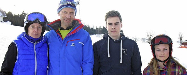 Vereinsmeister Alpin und Sprunglauf (v...ier sowie  Niklas und  Laura Rombach.   | Foto: Gaby Beha