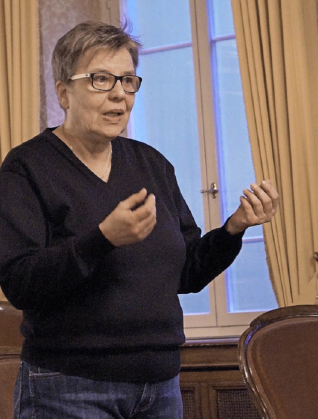 Evelyn Krmmel berichtet aus der Praxis des Frauenhauses.   | Foto: Christine Storck