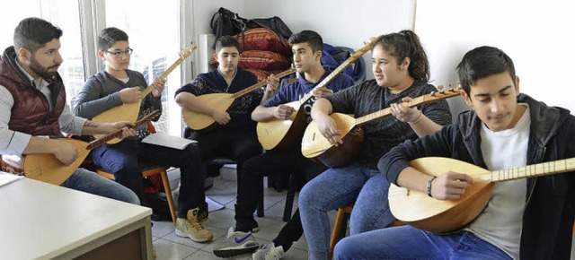 Trkische Volkslieder am Sonntagmittag...t, Teoman, zlem und Berk (von links).  | Foto: Rita Eggstein
