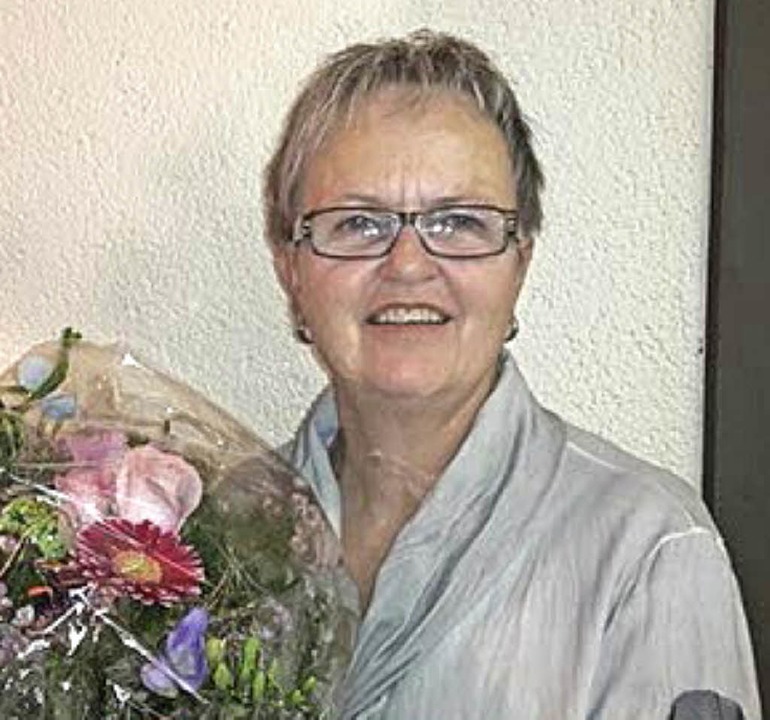 Die bisherige zweite Vorsitzende Renat...eim Chor &#8222;Tonart&#8220; Blumen.   | Foto: ZVG