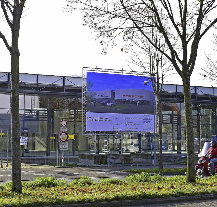 Der Neubau des Porsche-Zentrums  an de...l bis Jahresmitte fertiggestellt sein.  | Foto: Ingo Schneider