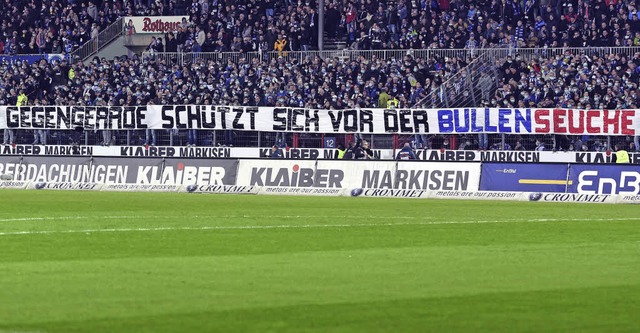 Ein Banner gegen RB Leipzig im KSC-Stadion  | Foto: dpa