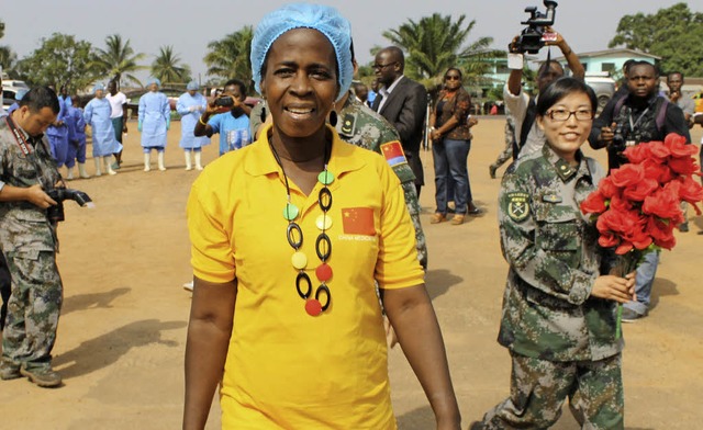 Geschwcht, aber aufrecht verlsst Beatrice Yardolo die Ebola-Isolierstation.   | Foto: AFP