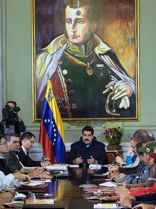 Nicolás Maduro (Mitte) im Präsidentenp...Venezuela in die Unabhängigkeit führte  | Foto: AFP
