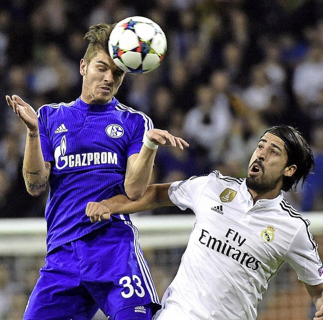 Kopfarbeiter: Der Schalker Roman Neust...ks) kommt vor Sami Khedira an den Ball  | Foto: afp