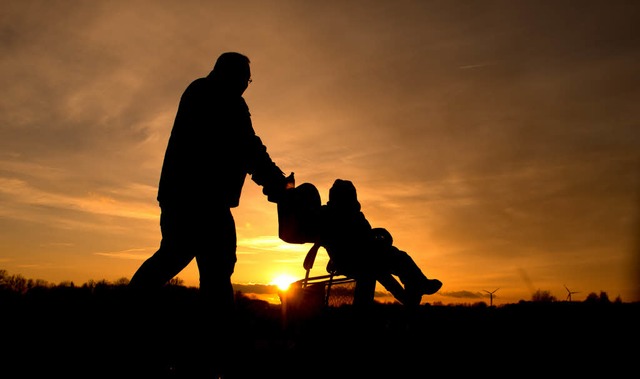 Teilzeitarbeit kann Mnnern mehr Zeit fr die Familie verschaffen.  | Foto: dpa