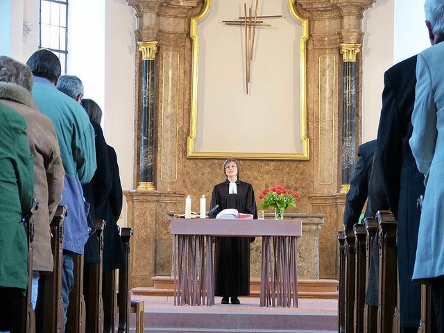 Die neue Pfarrerin Marika Trautmann be...n der Hugstetter Martin-Luther-Kirche.  | Foto: Claudia Bachmann-Goronzy
