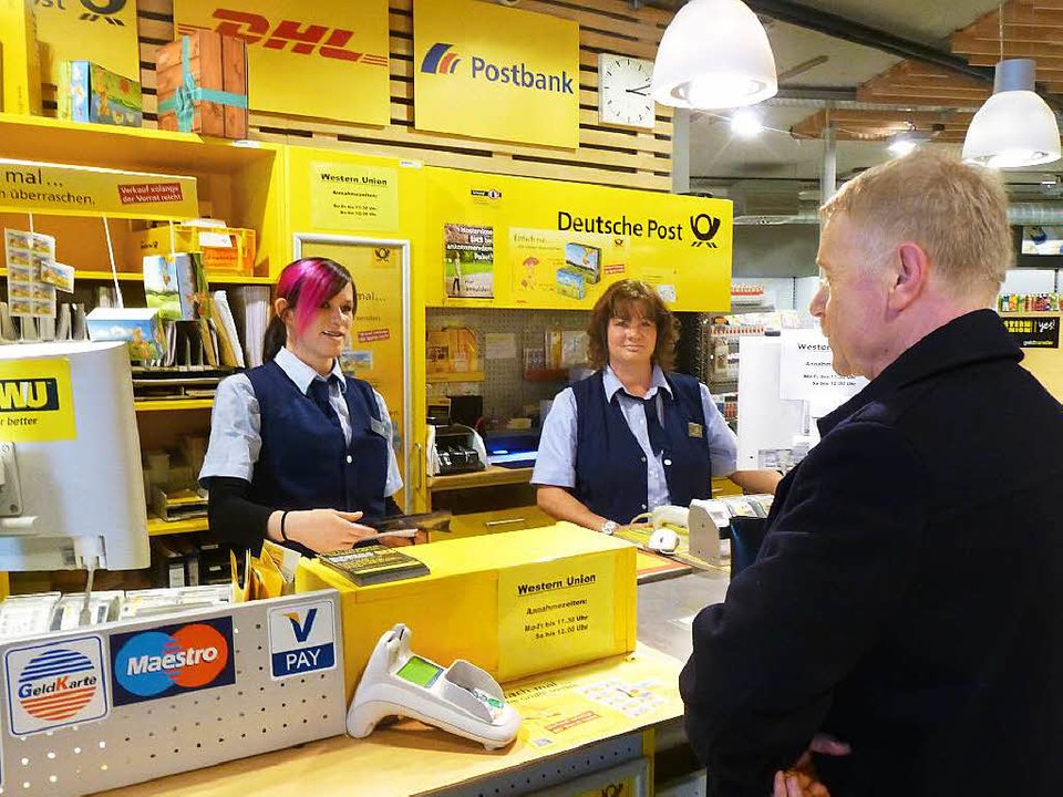 Manuela Kassube (rechts) und Lisa Zipf...Schalter der Postagentur die Kunden.    | Foto: Peter Stellmach
