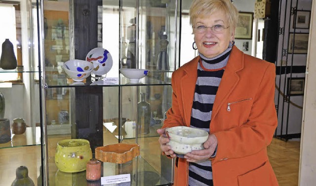 Gisela van Mahnen mit Werken von Horst...u-Keramiken, fr die er berhmt war.    | Foto: Markus Maier