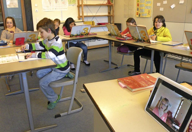 Die Lehrerin spricht aus dem iPad. Ein... moderne Unterrichtsform in Todtmoos.   | Foto: Jrg Oehler