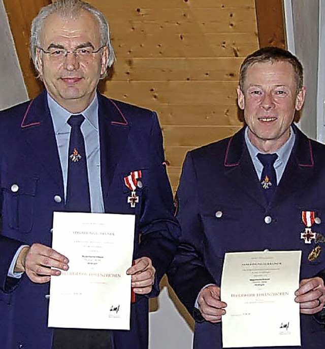 Martin Sle (rechts) und Thomas Merkt...iwilligen Feuerwehr Merdingen geehrt.   | Foto: sebastian ehret