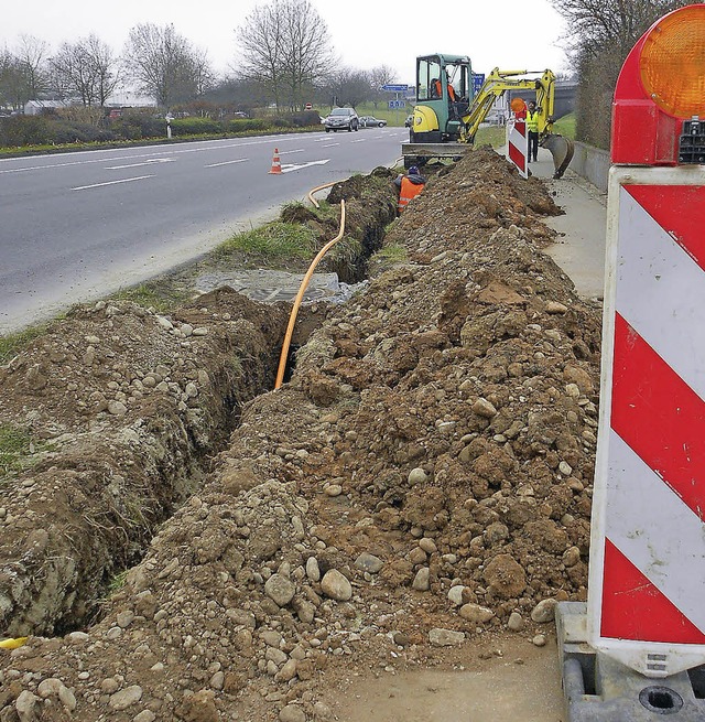 Von Binzen kommend verlegt die Telekom...sfaserleitungen bis nach Eimeldingen.   | Foto: Langelott