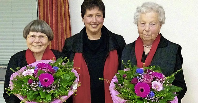 Ulrike Wolf ehrte Margarete Cecilia Sc...hrige Mitgliedschaft im Kirchenchor.   | Foto: christine Weirich
