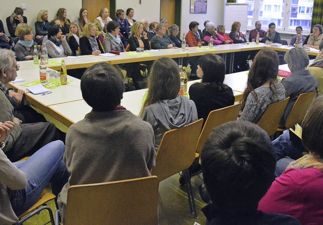 Voller Saal: Gro war das Interesse an...onsveranstaltung ber Flucht und Asyl.  | Foto: S. Barthmes