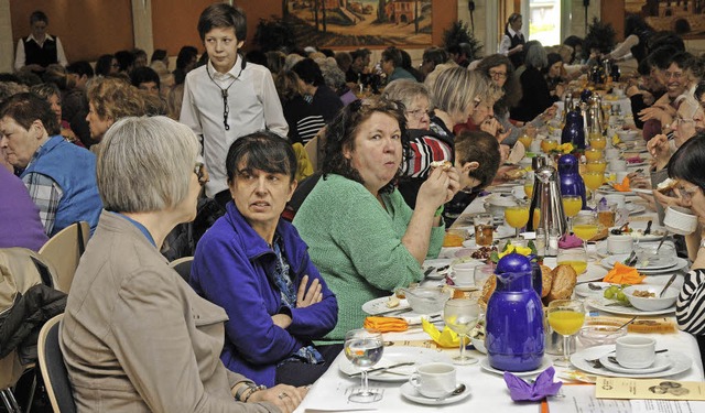 Lernen, mit sich und der Welt zufrieden zu sein: Frauen beim Frhstck   | Foto: Bettina Schaller