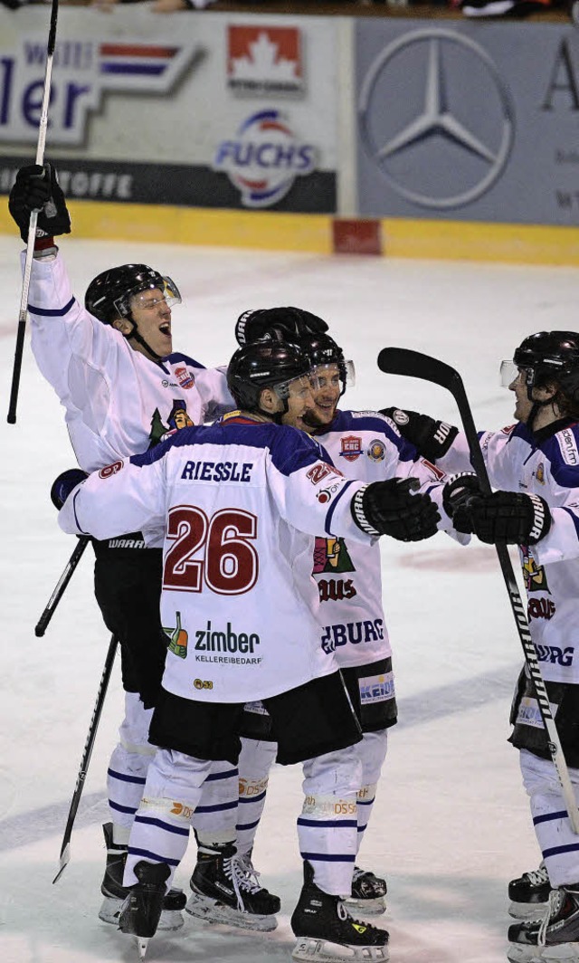 Jannik Herm (links) bejubelt seinen Treffer zum 3:1.   | Foto: Patrick Seeger