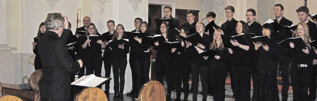 Ralf Schnitzer dirigiert die Young Vocals in der Kollnauer Katholischen Kirche.   | Foto: Hildegard Karig