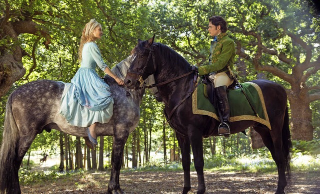 So schn kitschig: Lily James als Cinderella und Richard Madden als Prinz   | Foto: Disney