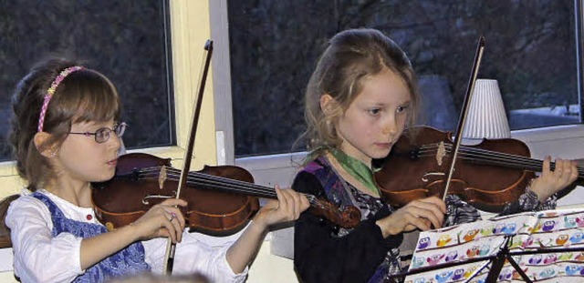 Beim &#8222;Abend der Spieltrume&#822...(links) und Clara Vogelsgesang  Geige.  | Foto: Miguel Helm