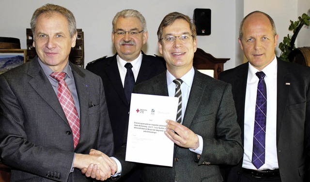 Innenminister Reinhold Gall (links) be...K-Kreisgeschftsfhrer Jochen Hilpert.  | Foto: Landratsamt