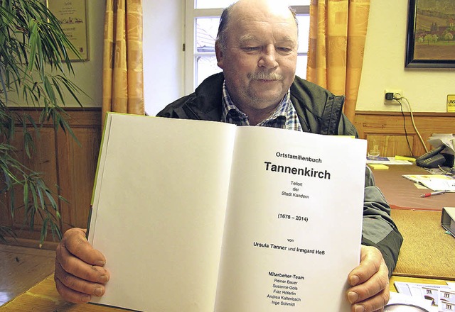 Ortsvorsteher Fritz Hferlin mit  dem ...euen Tannenkircher Ortsfamilienbuches.  | Foto: Jutta Schtz