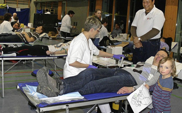 Tchterchen Sarah begleitete Vater Axe...um Blutspenden in der Langenrothalle.   | Foto: dieter fink