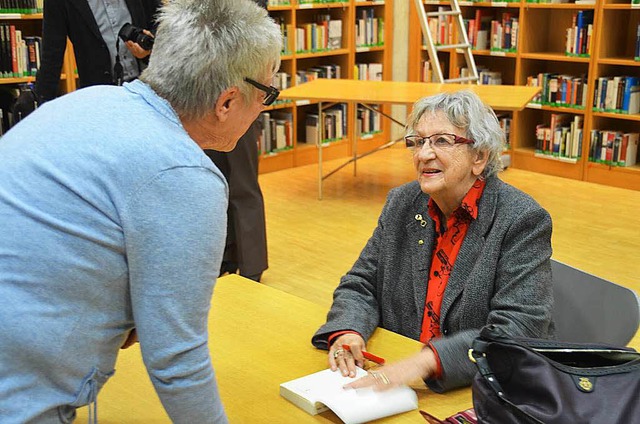 Ingrid Noll im Gesprch mit ihren Lesern.  | Foto: Julia Jacob