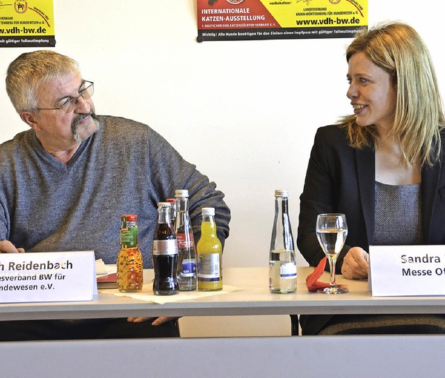 Messechefin Sandra Kircher und Ulrich Reidenbach vor der Rassehundeschau  | Foto: Gina Kutkat